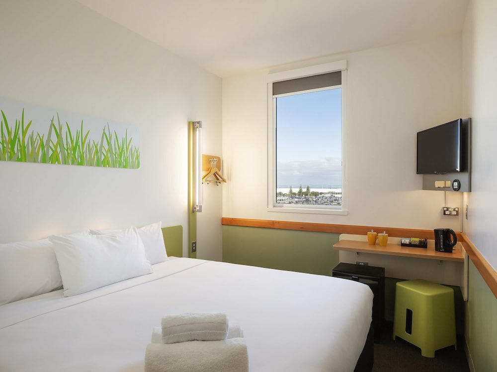 Habitación estándar king con una cama king - size del hotel Ibis Budget Auckland Airport