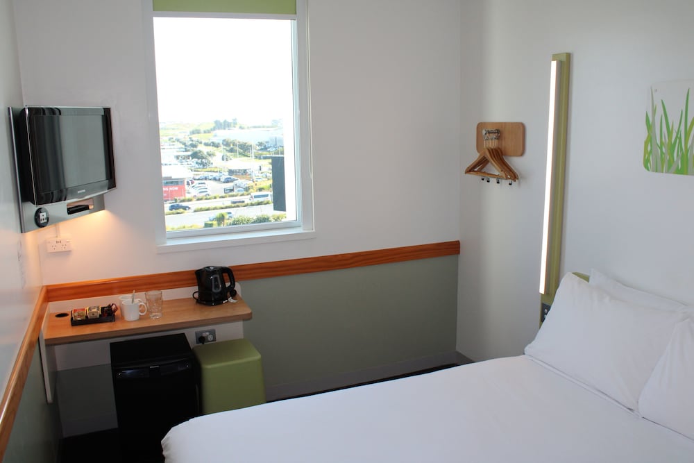 Habitación estándar king con una cama king - size del hotel Ibis Budget Auckland Airport. Foto 2