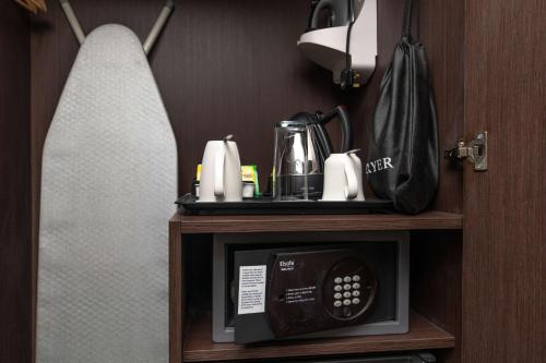 Habitación Deluxe con cama extragrande del hotel Hilton London Gatwick Airport. Foto 1