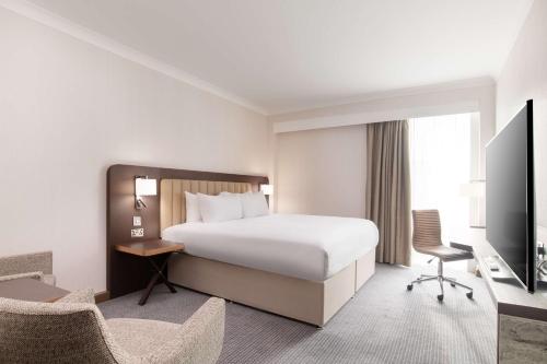 Habitación Deluxe con cama extragrande del hotel Hilton London Gatwick Airport. Foto 2