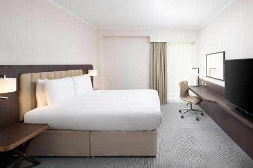 Habitación Deluxe con cama extragrande del hotel Hilton London Gatwick Airport. Foto 5