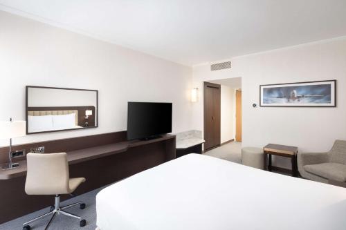 Habitación Deluxe con cama extragrande del hotel Hilton London Gatwick Airport. Foto 8