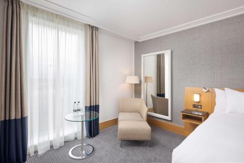 Habitación Executive con acceso al salón y cama extragrande del hotel Hilton London Gatwick Airport
