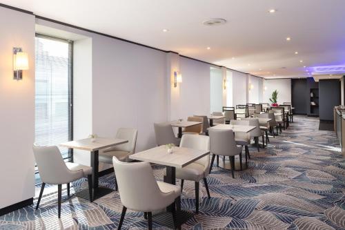 Habitación Executive con acceso al salón y cama extragrande del hotel Hilton London Gatwick Airport. Foto 3