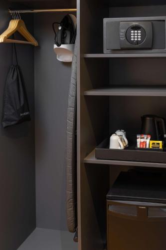 Habitación Executive con acceso al salón y cama extragrande del hotel Hilton London Gatwick Airport. Foto 4
