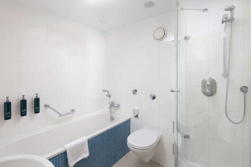 Habitación Executive con acceso al salón y cama extragrande del hotel Hilton London Gatwick Airport. Foto 5