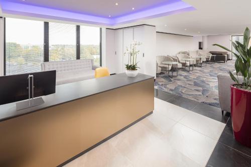 Habitación Executive con acceso al salón y cama extragrande del hotel Hilton London Gatwick Airport. Foto 6