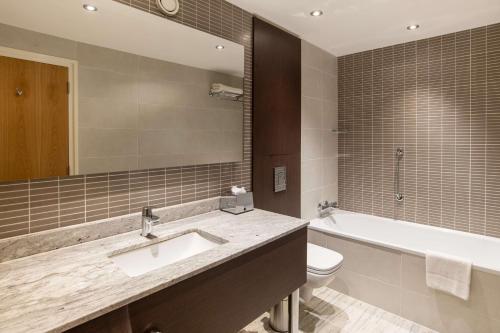 Habitación Familiar Deluxe con cama extragrande del hotel Hilton London Gatwick Airport. Foto 2