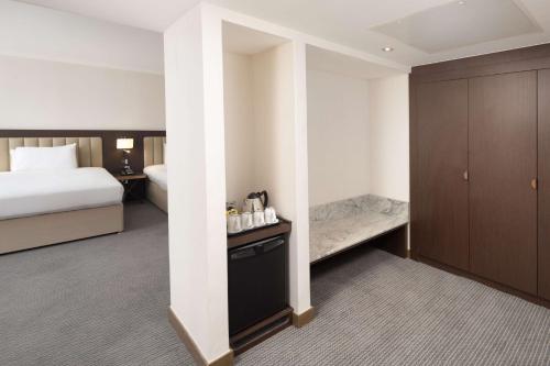 Habitación Familiar Deluxe con cama extragrande del hotel Hilton London Gatwick Airport. Foto 5