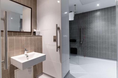 Habitación adaptada para personas con movilidad reducida - Cama grande del hotel Hilton London Gatwick Airport. Foto 2
