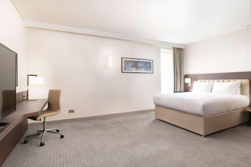 Habitación adaptada para personas con movilidad reducida - Cama grande del hotel Hilton London Gatwick Airport. Foto 3