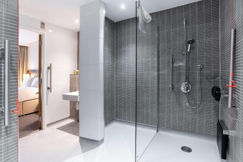 Habitación adaptada para personas con movilidad reducida - Cama grande del hotel Hilton London Gatwick Airport. Foto 4