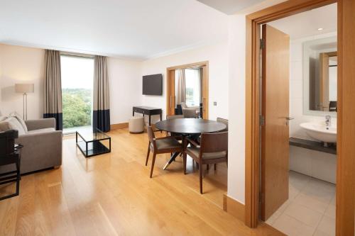 Suite con cama extragrande y salón del hotel Hilton London Gatwick Airport. Foto 1