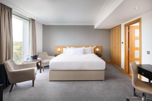 Suite con cama extragrande y salón del hotel Hilton London Gatwick Airport. Foto 6