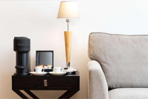 Suite con cama extragrande y salón del hotel Hilton London Gatwick Airport. Foto 8