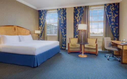Habitación con cama extragrande del hotel Hilton London Paddington
