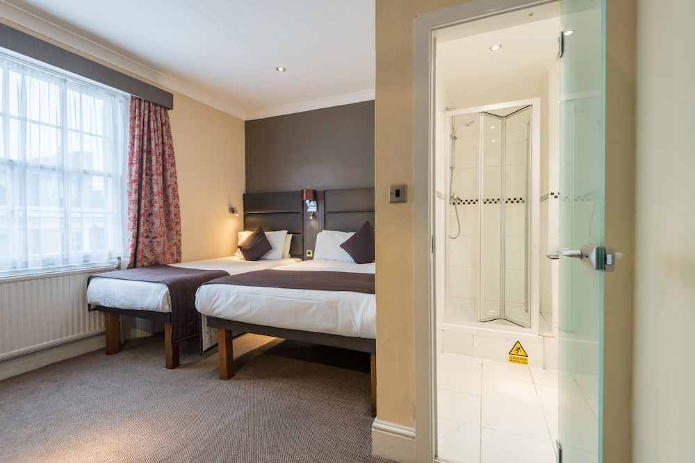 Habitación triple del hotel Brunel