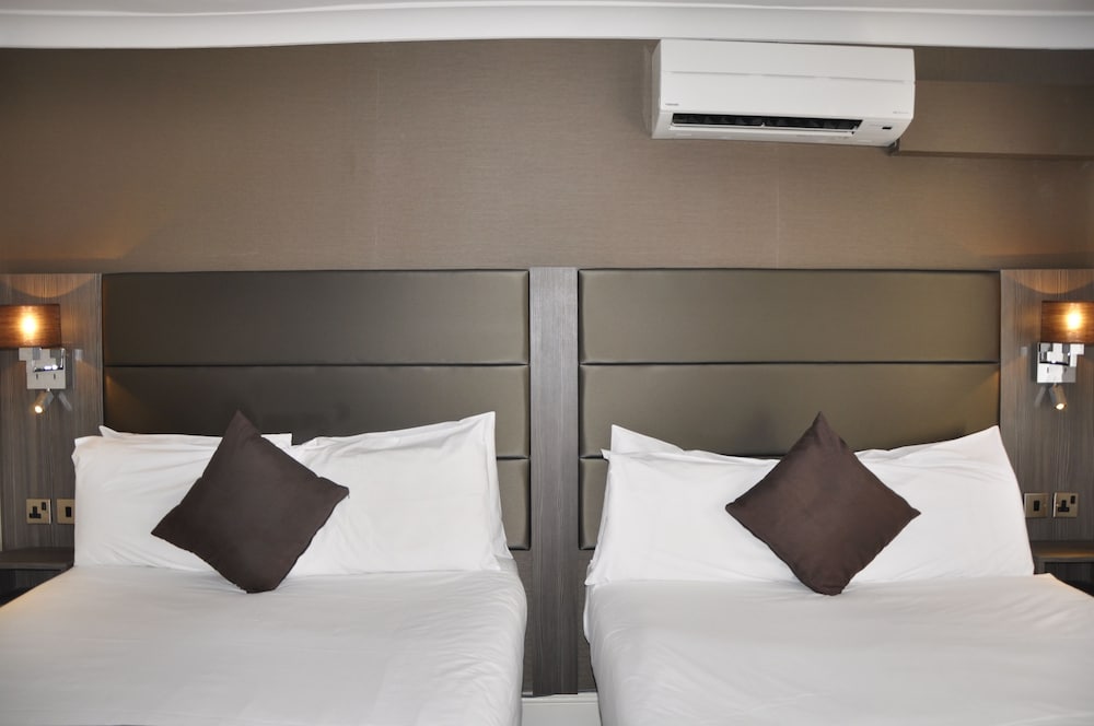 Habitación triple del hotel Brunel. Foto 1