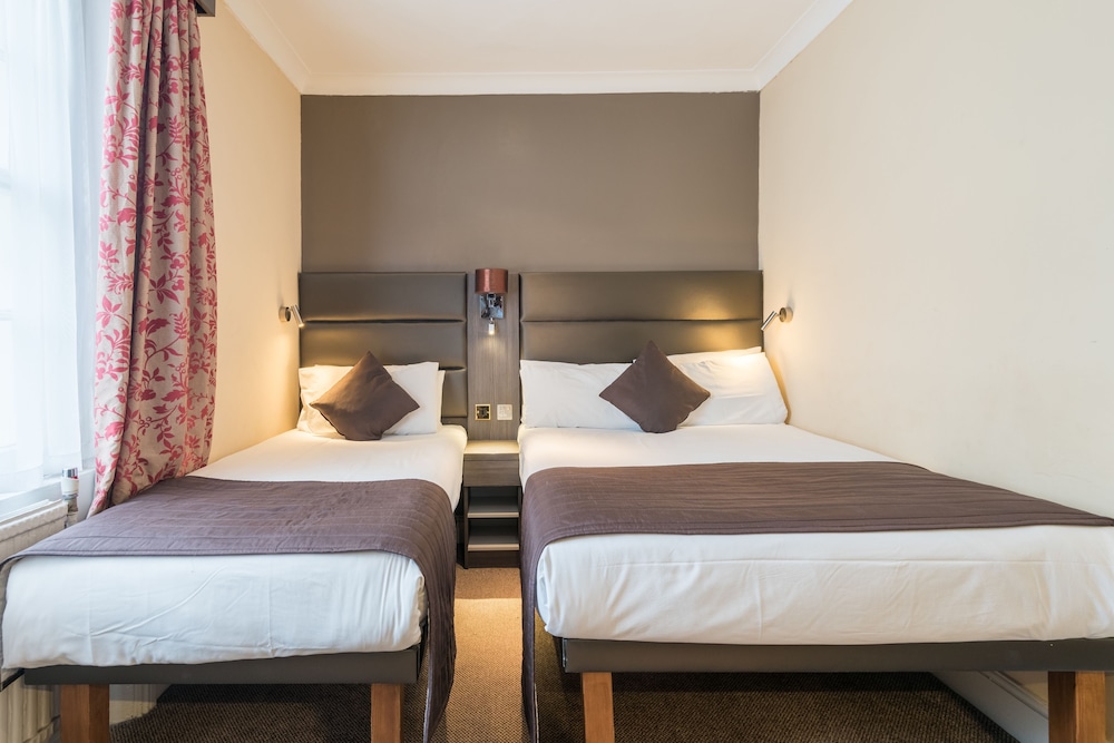 Habitación triple del hotel Brunel. Foto 7
