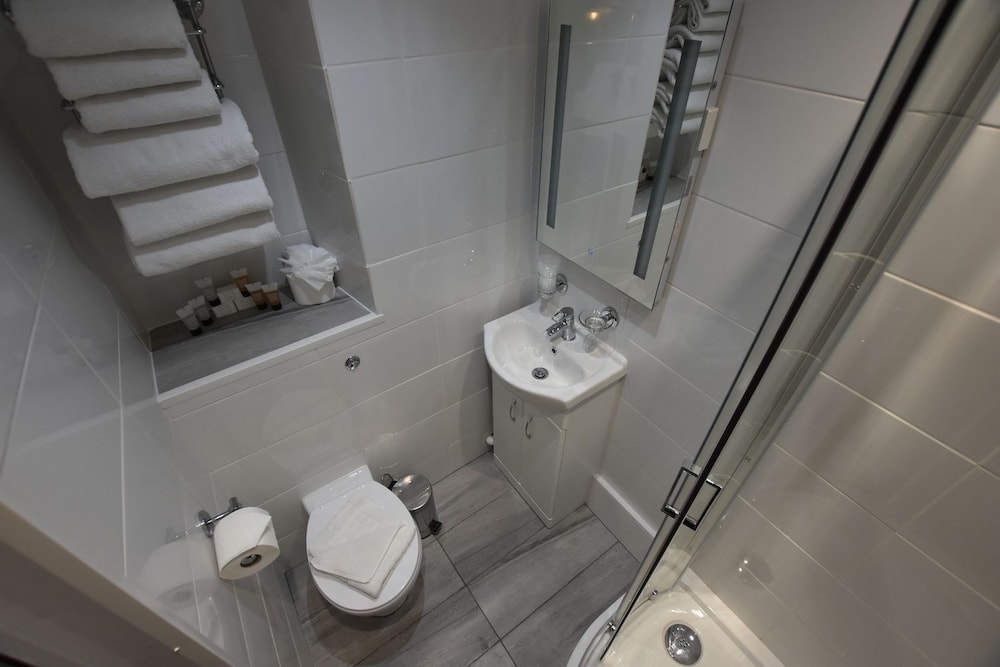 Habitación triple del hotel Brunel. Foto 12