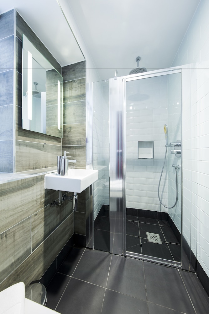 Habitación con 2 camas individuales, baño privado del hotel Generator London. Foto 4