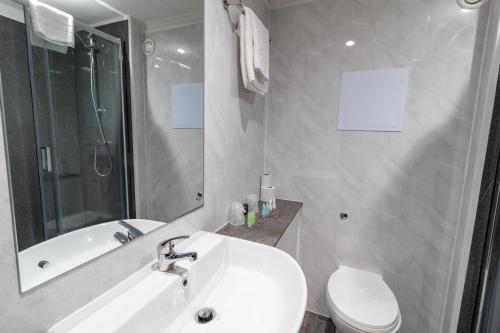 Habitación doble Estándar con 1 o 2 camas sin ventana del hotel Britannia Hampstead. Foto 4