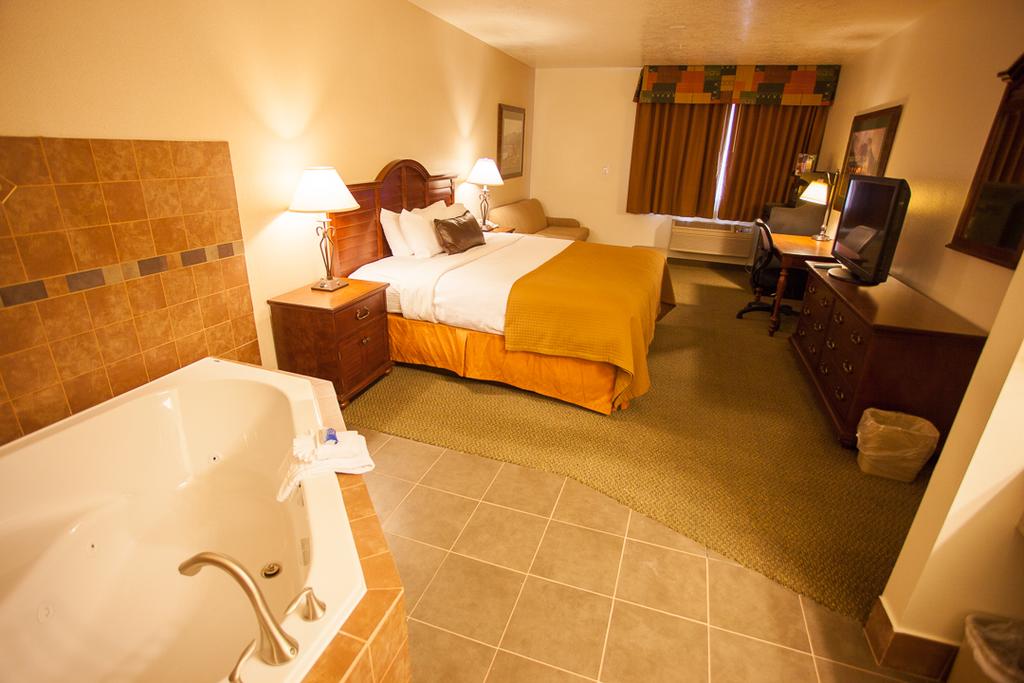 Habitación Deluxe con cama extragrande - No fumadores del hotel Best Western Plus Ruby's Inn. Foto 1