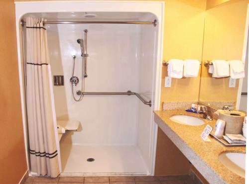 Habitación adaptada para personas de movilidad reducida - 2 camas grandes - No fumadores del hotel Best Western Plus Ruby's Inn. Foto 8