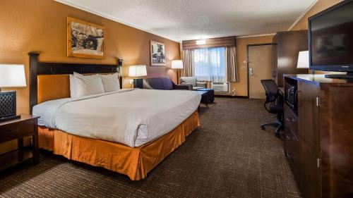 Habitación con cama extragrande - Adaptada para personas de movilidad reducida del hotel Best Western Plus Ruby's Inn. Foto 2
