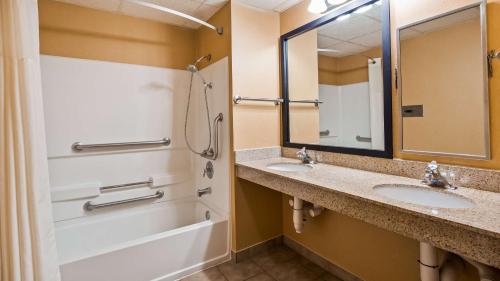 Habitación con cama extragrande - Adaptada para personas de movilidad reducida del hotel Best Western Plus Ruby's Inn. Foto 3