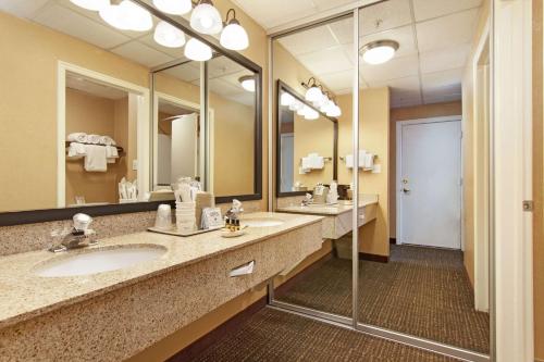 Habitación con cama extragrande - Adaptada para personas de movilidad reducida del hotel Best Western Plus Ruby's Inn. Foto 4