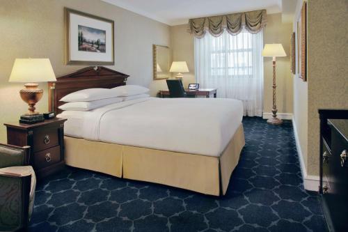 Habitación con cama grande del hotel The Drake