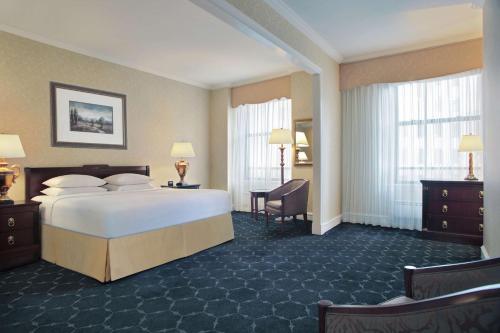 Habitación Familiar con cama extragrande y sofá cama del hotel The Drake. Foto 2