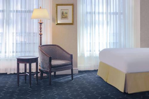Habitación con cama extragrande. del hotel The Drake. Foto 2