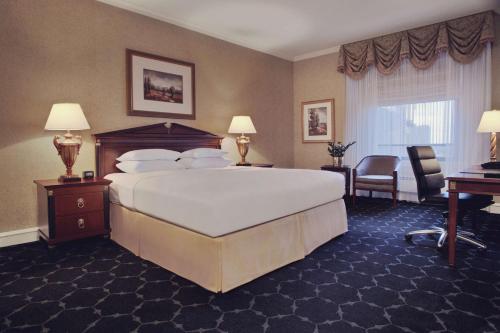 Habitación con cama extragrande. del hotel The Drake. Foto 5