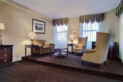 Suite Estudio con cama extragrande y vistas al lago del hotel The Drake. Foto 3