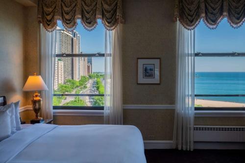 Suite Estudio con cama extragrande y vistas al lago del hotel The Drake. Foto 8