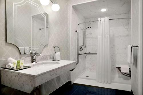 Habitación Deluxe adaptada para personas de movilidad reducida - 2 camas grandes del hotel The Drake. Foto 2