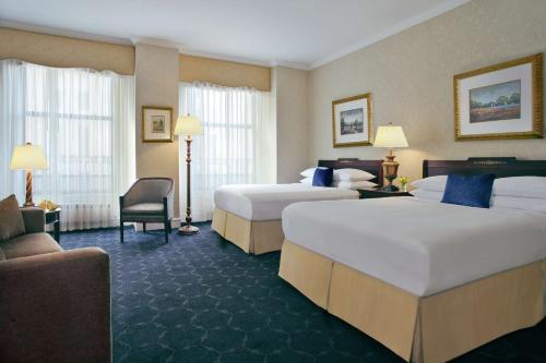 Habitación Deluxe adaptada para personas de movilidad reducida - 2 camas grandes del hotel The Drake. Foto 3