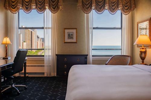 Habitación con cama extragrande y vistas al lago - adaptada para personas con discapacidad auditiva del hotel The Drake. Foto 5