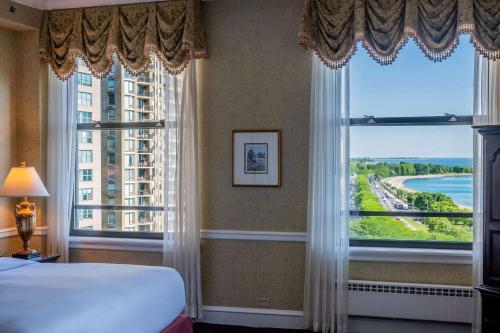 Habitación con vistas al lago - Planta superior - Cama extragrande del hotel The Drake. Foto 8