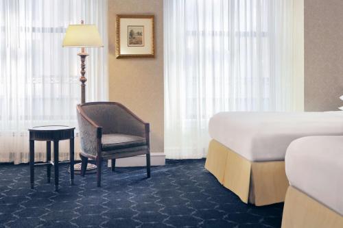 Room with Two Queen Beds and Lake Michigan View del hotel The Drake