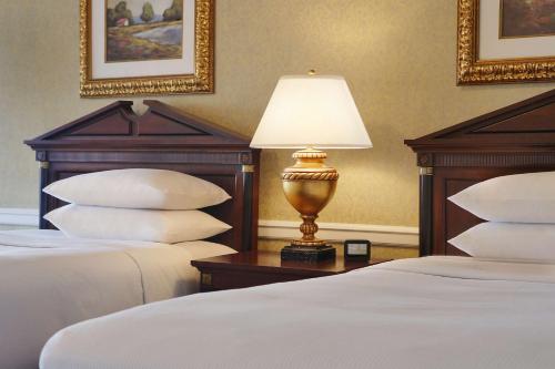 Room with Two Queen Beds and Lake Michigan View del hotel The Drake. Foto 2