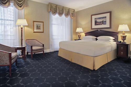 Habitación Deluxe con cama extragrande del hotel The Drake. Foto 5