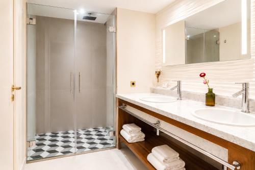 Suite Junior con cama doble grande y sofá cama del hotel Mayflower Opéra. Foto 2