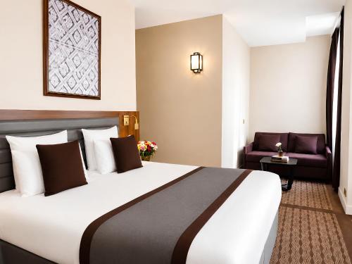 Suite Junior con cama doble grande y sofá cama del hotel Mayflower Opéra. Foto 3