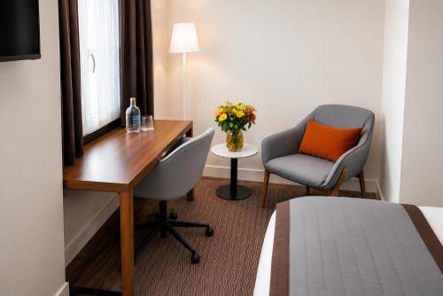 Suite Junior con cama doble grande y sofá cama del hotel Mayflower Opéra. Foto 4