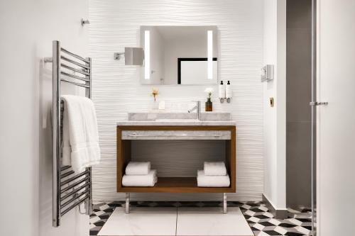 Habitación Deluxe con cama extragrande del hotel Mayflower Opéra