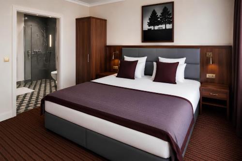 Deluxe King Room with King Bed and Balcony del hotel Mayflower Opéra. Foto 2