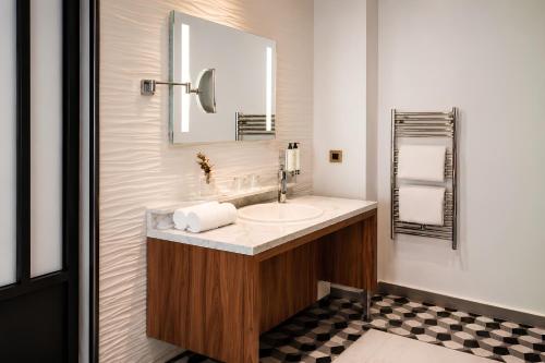 Deluxe King Room with King Bed and Balcony del hotel Mayflower Opéra. Foto 4